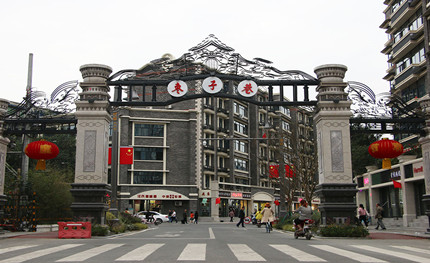 5G基站、紅綠燈等與路燈合桿，讓成都這個特色街區更有特色