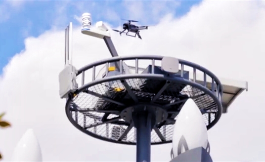 看！綿陽科技城新區的路燈上建了座“機場”